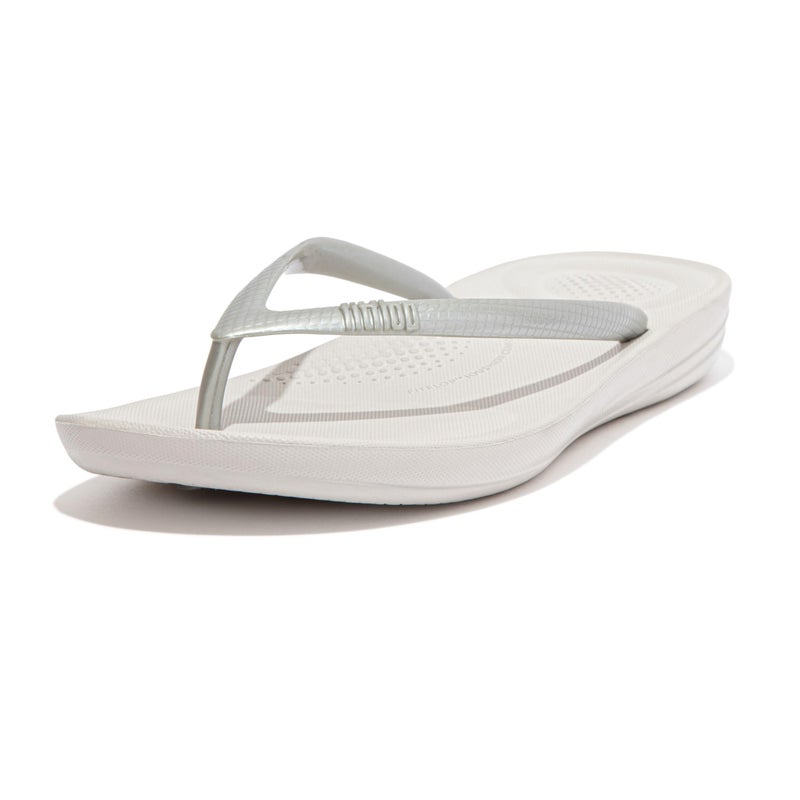 FitFlop صنادل فيت فلوب النسائية iQushion المطاطية مع قاعدة قدم منحنية للمشي، صنادل خفيفة الوزن بتصميم مريح مع دعم للقوس ووسائد لتخفيف تأثير القدم، فضي، 8 أمريكي نسائي - Image 1